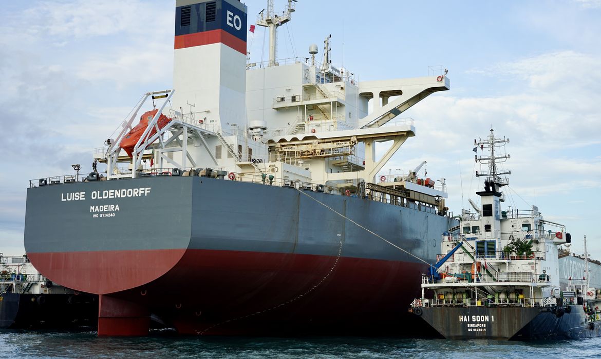 Rio de Janeiro (RJ), 24/04/2025 - Petrobras abastece navio da Vale Luise Oldendorff com combustível marítimo com 24 % de biodiesel de segunda geração, mistura de óleo de cozinha usado. Petrobras/Divulgação
