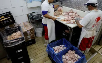 Gripe aviária. Chicken vendors work in a market in Sao Paulo, Brazil May 20, 2025. REUTERS/Jorge Silva