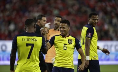 Byron Castillo (ao centro) durante partida entre Equador e Chile pelas eliminatórias para a Copa do Mundo do Catar