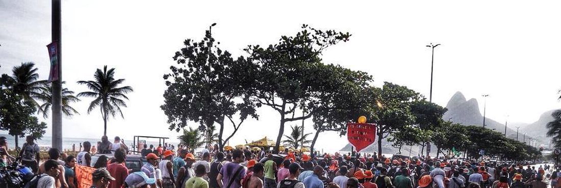 O desfile-manifesto dos Garis cariocas chega ao bairro do Leblon, na Zona Sul do Rio