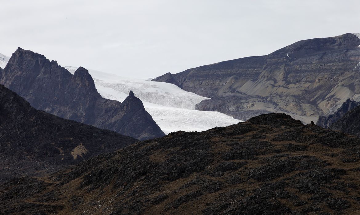 Imagem de glacial na montanha Mururata, nos Andes, Bolívia