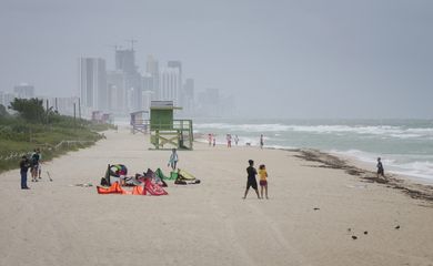 Moradores de Miami Beach, na Florida, observam a mudança no clima com a chegada do Furacão Matthew, que se aproxima da região com ventos fortes