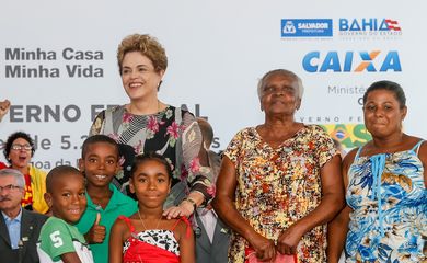 Salvador - Presidenta Dilma Rousseff na cerimônia de entrega de unidades habitacionais em Salvador e entregas simultâneas em São Carlos (SP), Pirassununga (SP), Caucaia (CE) e Santa Maria (RS) (Roberto Stuckert Filho/PR)