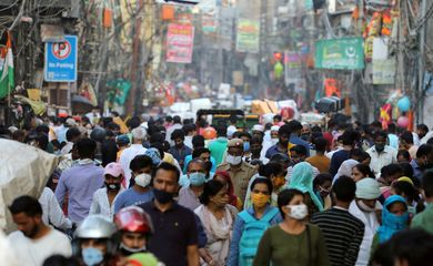 Pessoas em mercado em meio à pandemia de Covid-19 em Délhi, na Índia