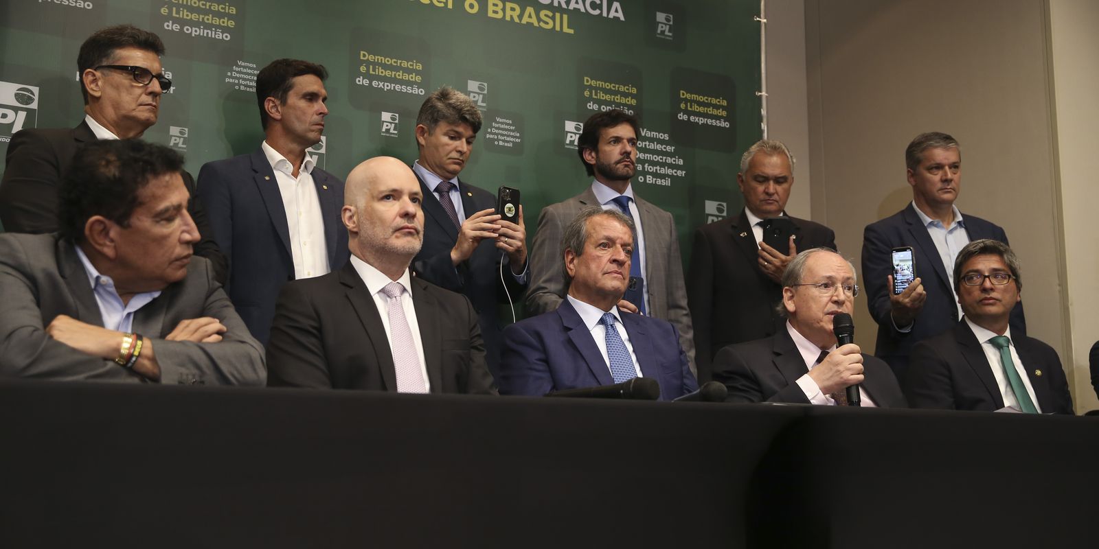 O engenheiro Carlos Rocha, fala com a imprensa no Centro de Eventos e ...