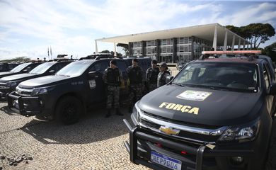 Militares e Veículos da Força Nacional de Segurança Pública do Brasil, em frente ao Supremo Tribunal Federal, na Praça dos Três Poderes  em Brasília