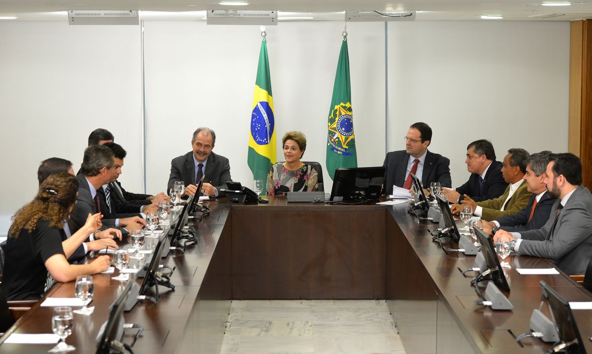 Presidenta Dilma Rousseff reúne-se com líderes dos partidos da base aliada da Câmara dos Deputados, no Palácio do Planalto (Wilson Dia/Agência Brasil)