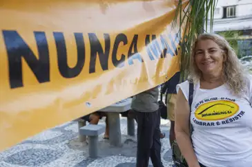 Rio de Janeiro (RJ) 27/03/2025 - Joana D'Arc Fernandes Ferraz, membro do grupo Tortura Nunca Mais RJ - Ato “Ocupa Rubens Paiva: Tortura Nunca Mais”, em frente à antiga sede do DOI-Codi, onde Rubens Paiva e outros 52 presos políticos foram torturados e assassinados durante a ditadura militar.Foto: Tânia Rêgo/Agência Brasil
