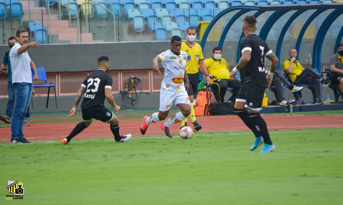Goiânia e Novorizontino jogaram na capital de Goiás pelas oitavas de final da Série D. 