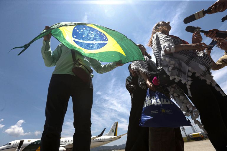 RETROSPECTIVA_2023 - Repatriados de Gaza chegam ao Brasil. - Foto:  Paulo Pinto/Agência Brasil