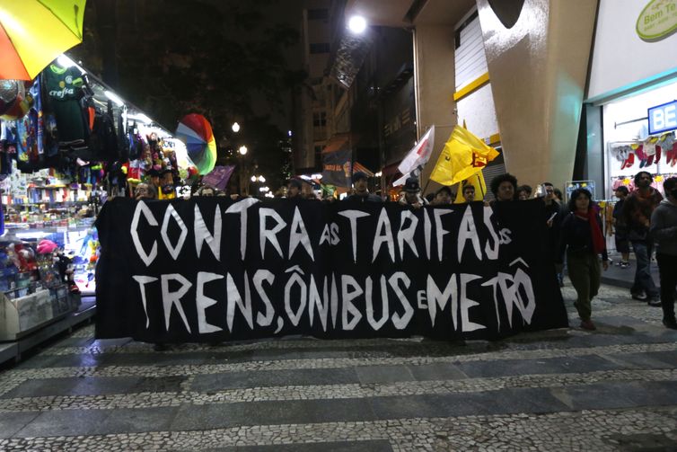 São Paulo (SP), 29.06.2023 - Ato contra tarifa de transporte público lembra atos de  2013. Manifestação no centro da cidade pela Tarifa Zero para o transporte público.  Foto Paulo Pinto/Agência Brasil