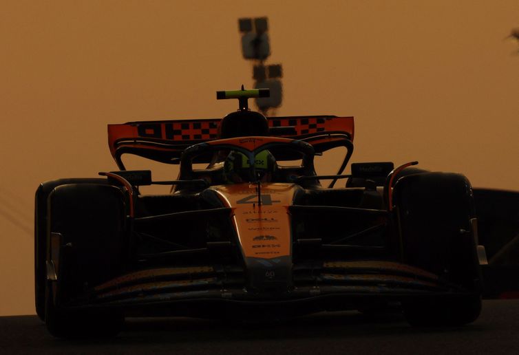 McLaren pilotada por Lando Norris durante treino para o GP de Abu Dhabi de Fórmula 1
24/11/2023 REUTERS/Hamad I Mohammed