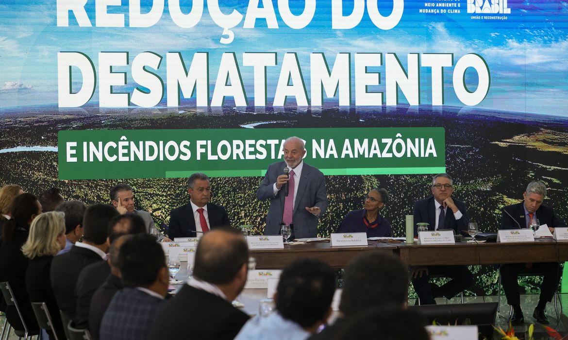 Brasília (DF) 09/04/2024 O presidente Luiz Inácio Lula da Silva, acompanhado da ministra do Meio Ambiente, Marina Silva, e dos ministros da Casa Civil,  Rui Costa, de Relações Insitucionais, Alexandre Padilha, durante lançamento do programa União com os Municípios pela Redução do Desmatamentos e Incêndios Florestais na Amazônia  Foto: Fabio Rodrigues- Pozzebom/Agência Brasil