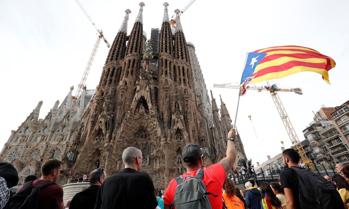 A Catalan demonstrator waves an Estelada (Catalan separatist flags) in front of La Sagrada Familia Basilica during Catalonia's general strike in Barcelona, Spain, October 18, 2019.  REUTERS/Albert Gea