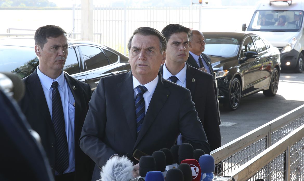 O presidente Jair Bolsonaro, cumprimenta populares e fala à imprensa no Palácio da Alvorada