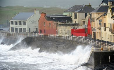 Tempestade Ofelia chega pelo Oceano Atlântico à costa da Irlanda. Na foto, a cidade de Lahinch, no condado de Clare