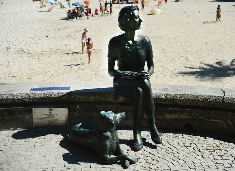 Fernando Frazão/Agência Brasil Rio de Janeiro - Estátua da escritora Clarice Lispector e seu cão Ulisses, no Leme (Fernando Frazão/Agência Brasil)