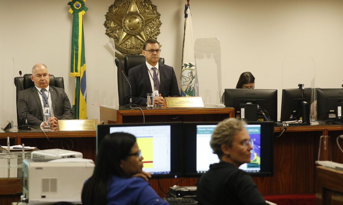 O presidente do Tribunal Regional Eleitoral do Rio de Janeiro, desembargador Elton Leme, acompanha o sorteio de seções eleitorais em que urnas passarão por teste de integridade.