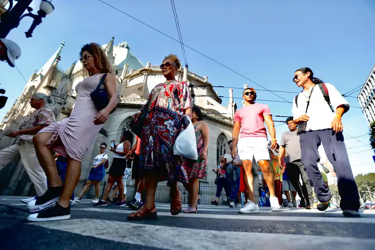 Paulo Pinto/Agencia Brasil São Paulo 18/05/2024 OAB-SP realiza caminhada em defesa da preservação dos achados arqueológicos no metrô e da permanência negra no Bixiga. a Comissão da Verdade sobre a Escravidão Negra da seccional paulista da Ordem dos Advogados do Brasil, em parceria com o Mobiliza Saracura Vai-Vai, realiza a 2ª Caminhada Educativa 'Chão dos nossos ancestrais”. Foto Paulo Pinto/Agencia Brasil