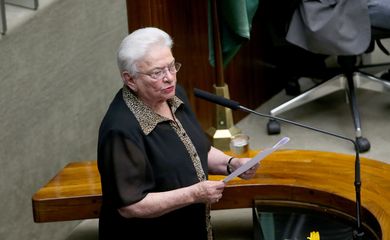 Brasília - Luiza Erundina faz pronunciamento na sessão plenária para eleição do novo presidente da Câmara dos Deputados  (Wilson Dias/Agência Brasil)