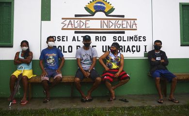 Vacinação na aldeia indígena Umariaçu, próximo a Tabatinga, Amazonas.