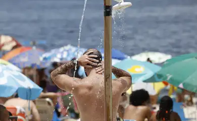 Rio de Janeiro (RJ) 25/01/2025 – Frequentadores se refrescam na Praia do Flamengo durante semana com alerta de calor extremo. Foto: Fernando Frazão/Agência Brasil