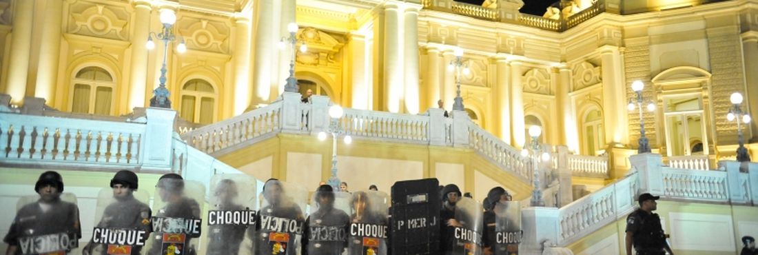 Protesto termina em confronto e depredação no Rio