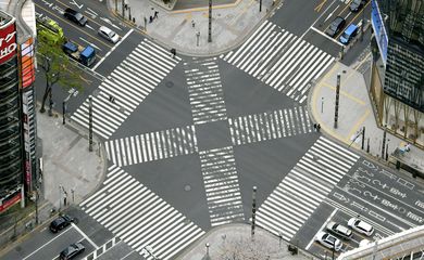 Uma vista aérea mostra transeuntes menos do que o habitual, vistos em uma passagem para pedestres no distrito de Ginza, em Tóquio