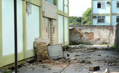 Rio de Janeiro - Pelo menos cinco pessoas morreram e 13 ficaram feridas após uma grande explosão numa tubulação de gás no conjunto habitacional no bairro Fazenda Botafogo, às margens da Avenida Brasil, no Subúrbio do Rio de Janeiro  (Tânia