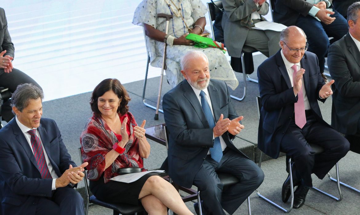 Brasília, 26/09/2023 O presidente da República, Luiz Inácio Lula da Silva, o vice-presidente e ministro do Desenvolvimento, Indústria, Comércio e Serviços, Geraldo Alckmin, e a ministra da Saúde, Nisia Trindade, apresentam as estratégias para fortalecimento do Complexo Econômico e Industrial da Saúde. Foto: Fabio Rodrigues-Pozzebom/ Agência Brasil