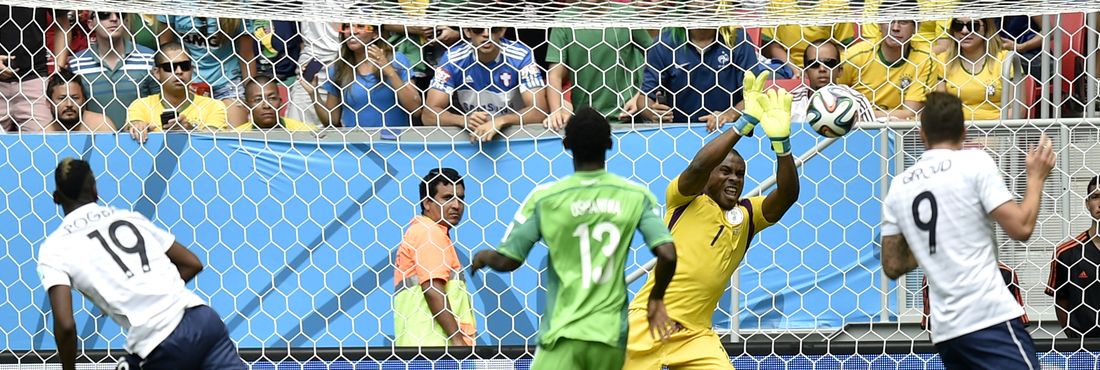 O goleiro nigeriano Vincent Enyeama defende o chute do francês Paul Pogba, à esquerda.
