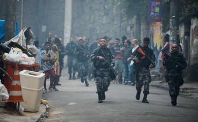 Rio de Janeiro - Operação policial após ataques às bases das Unidades de Polícia Pacificadora (UPP) nas comunidades do Cantagalo e Pavão-Pavãozinho, em Copacabana. (Fernando Frazão/Agência Brasil)