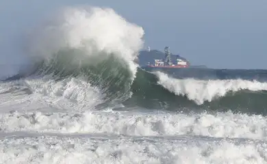 Rio de Janeiro (RJ), 30/07/2025 – Ressaca no mar traz ondas grandes à praia do Leme, provocadas pela passagem de um ciclone extratropical. Foto: Fernando Frazão/Agência Brasil