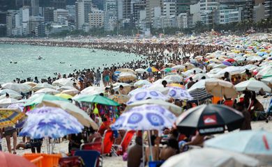 Cariocas e turistas lotam praias do Rio em dia de altas temperaturas (Tomaz Silva/Agência Brasil)