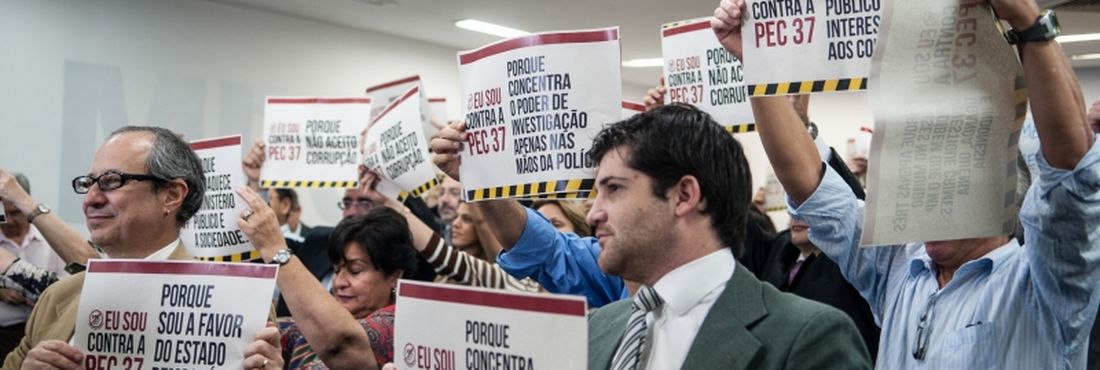 Procuradores e promotores de Justiça de São Paulo lançam manifesto contra a PEC 37, Proposta de Emenda Constitucional que pretende retirar o poder de investigação dos Ministérios Públicos de todo o país.