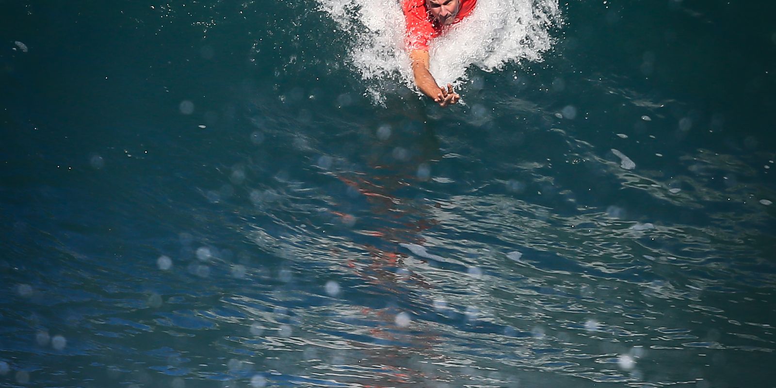 Surfe de peito, o esporte que faz do corpo uma prancha