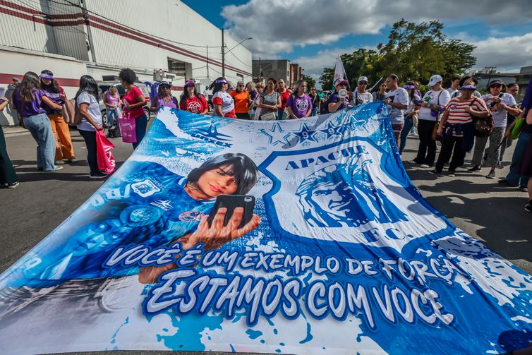 Sao Paulo (SP)-01/03/2026.  
Um ato no domingo em memória de Tainara Souza
Santos, de 31 anos, que morreu após ser atropelada e arrastada pelo ex-companheiro em São Paulo, irá marcar o início das mobilizações pelo Dia Internacional das Mulheres. 
Organizado pelo Ministério das Mulheres, o local escolhido para o ato é a Marginal Tietê, na zona norte da cidade de São Paulo, onde Tainara foi agredida, atropelada pelo ex-companheiro Douglas Alves da Silva e arrastada por mais de 1 quilômetro ao ficar presa ao carro dele, em 29 de novembro do ano passado. O ato contou com a presença das
ministras Márcia Lopes, Marina Silva , Sônia Guanabara e do Ministro Paulo Teixeira e a mãe Luciane ( mãe da vítima Taynara). Foto: Paulo Pinto/Agência Brasil