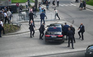 Incidente com tiros após reunião do governo da Eslováquia em Handlova
 15/5/2024   REUTERS/Radovan Stoklasa