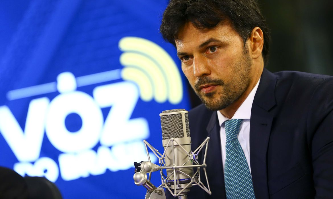 O ministro das Comunicações, Fábio Faria, participa do programa Voz do Brasil.