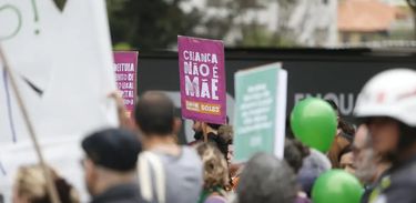 Mulheres protestam contra retirada de direitos reprodutivos