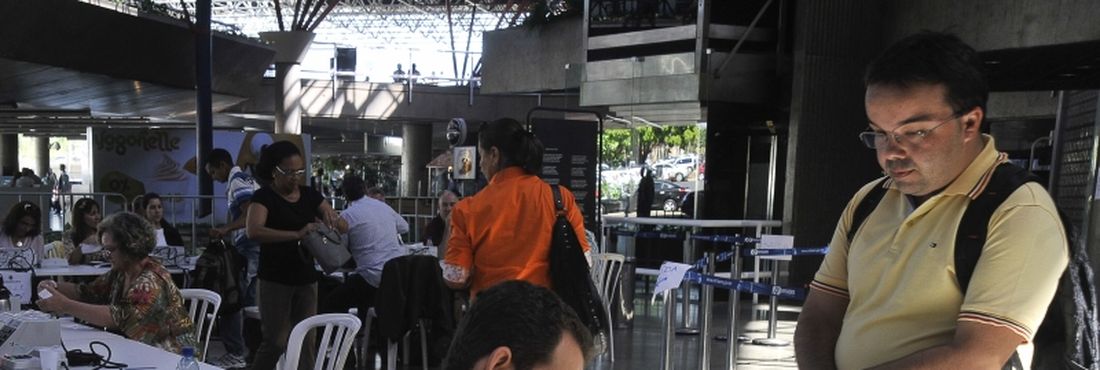 Justificativa Eleitoral no DF Eleitores fora do seu domicílio eleitoral justificam ausência por meio do formulário requerimento de Justificativa Eleitoral em postos montados no aeroporto Juscelino Kubitschek e na rodoviária Interestadual