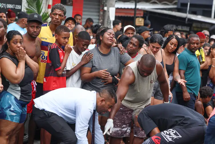 Rio de Janeiro (RJ), 29/10/2025 - Dezenas de corpos são trazidos por moradores para a Praça São Lucas, na Penha, zona norte do Rio de Janeiro. Operação Contenção.  Foto: Tomaz Silva /Agência Brasil