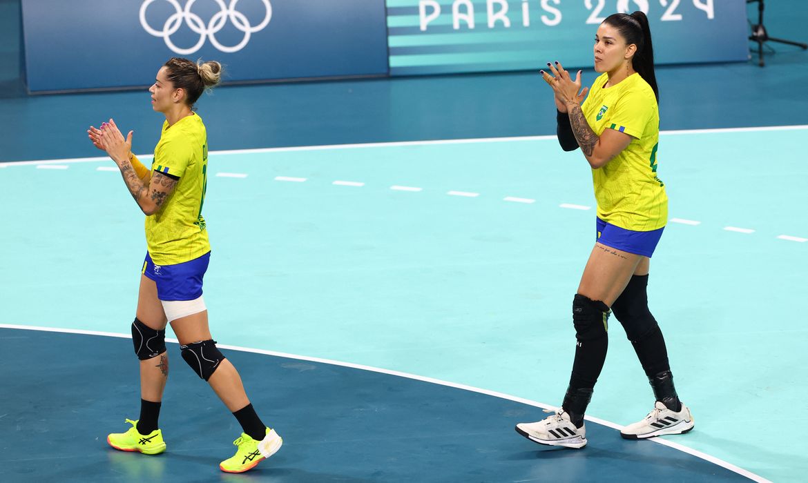 Paris 2024 Olympics - Handball - Women's Quarterfinal - Norway vs Brazil - Lille, Pierre Mauroy Stadium, Villeneve-d'Ascq, France - August 06, 2024. Team Brazil react after losing the match. REUTERS/Bernadett Szabo