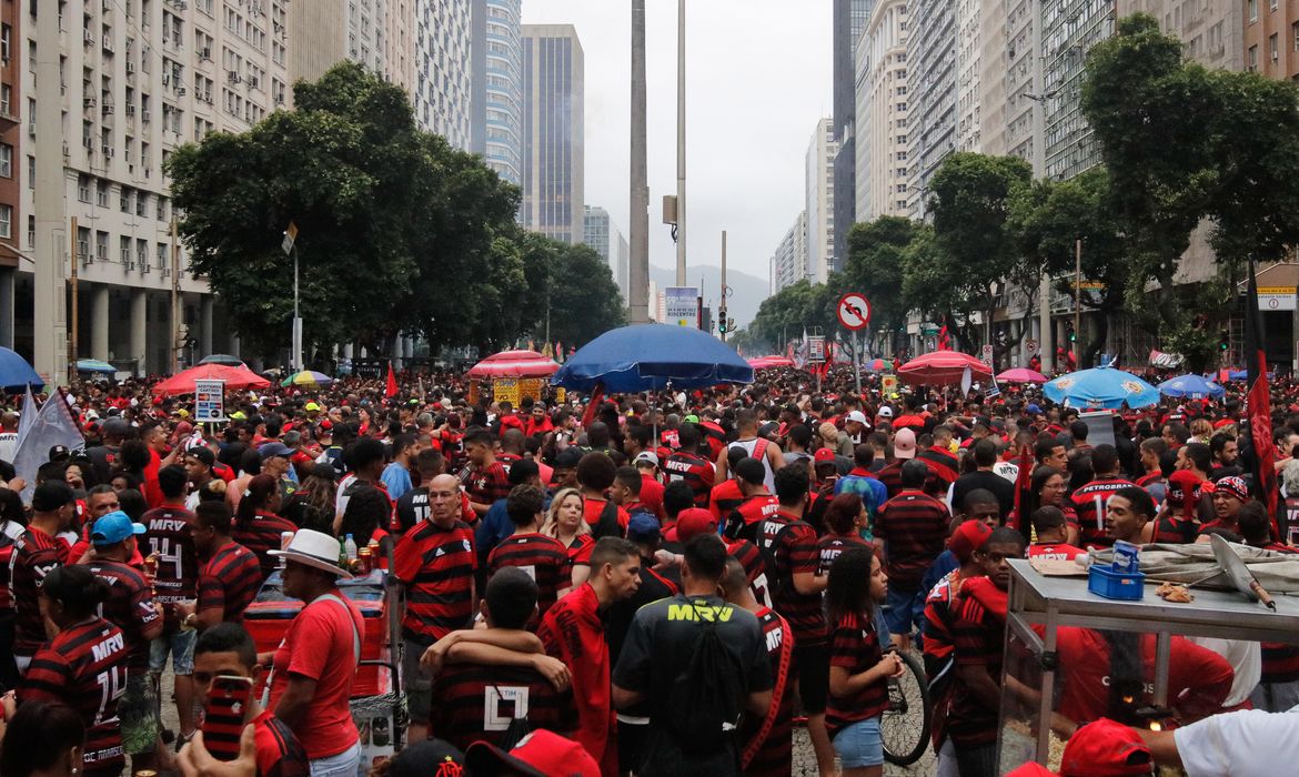 Os jogadores do Flamengo chegaram ao centro do Rio de Janeiro, dando início à festa de consagração pelo título da Taça Libertadores da América
