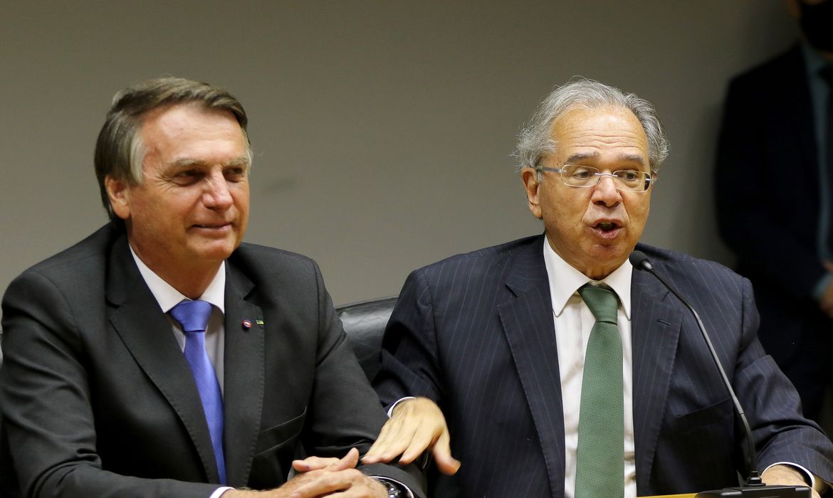 O presidente da República, Jair Bolsonaro e o ministro da Economia, Paulo Guedes, fazem  declaração conjunta à imprensa no auditório do ministério da economia em Brasília