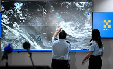 Members of the SES inspect Tropical Cyclone Alfred on the Bureau of Meteorology (BOM) satellite view at the NSW SES Rhodes Headquarters, in Sydney, Wednesday, March 5, 2025. AAP Image/Bianca De Marchi/via REUTERS ATTENTION EDITORS - THIS IMAGE WAS PROVIDED BY A THIRD PARTY. NO RESALES. NO ARCHIVE. AUSTRALIA OUT. NEW ZEALAND OUT. NO COMMERCIAL OR EDITORIAL SALES IN NEW ZEALAND. NO COMMERCIAL OR EDITORIAL SALES IN AUSTRALIA.