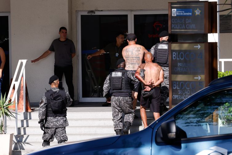 Rio de Janeiro (RJ), 23/10/2024 - Torcedores do Peñarol presos na praia do Recreio, zona oeste do Rio de Janeiro, por uma confusão generalizada, chegam na Cidade da Polícia, zona norte da cidade. Foto: Tânia Rêgo/Agência Brasil
