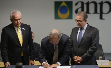  O ministro da Economia, Paulo Guedes assina do Termo Aditivo ao Contrato da cessão onerosa da ANP (Agência Nacional do Petróleo, Gás Natural e Biocombustíveis) com a Petrobras na ANP