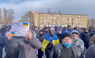 Pessoas protestam contra captura de prefeito de Melitopol