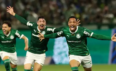 Vitor Roque marca nos acréscimos para levar Palmeiras à liderança